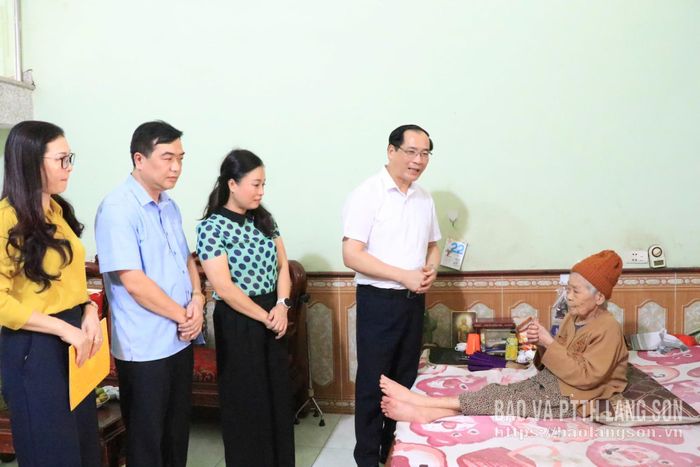 Đồng chí Dương Xuân Huyên, Ủy viên Ban Thường vụ Tỉnh ủy, Phó Chủ tịch Thường trực HĐND tỉnh thăm hỏi sức khỏe bà Đinh Thị Dung