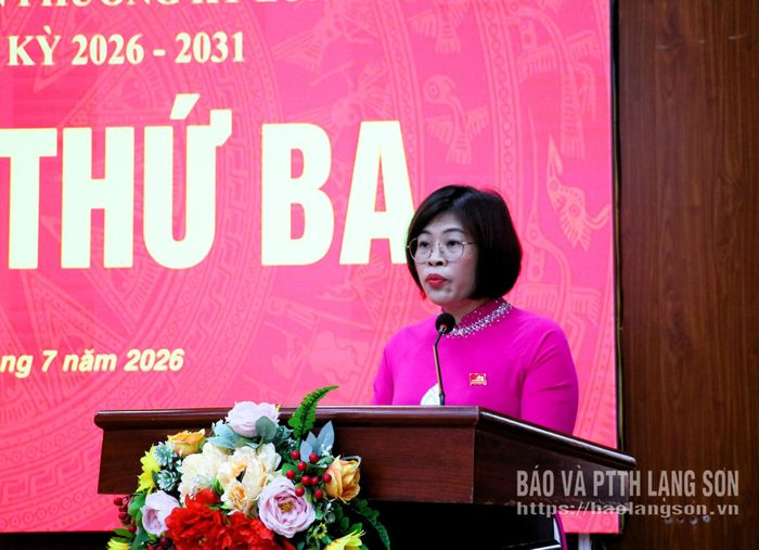 Lãnh đạo UBND phường trình bày báo cáo tại kỳ họp