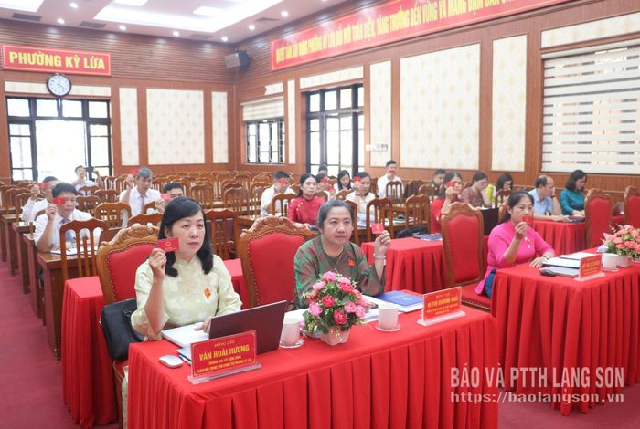 Các đại biểu biểu quyết thông qua các nghị quyết tại kỳ họp