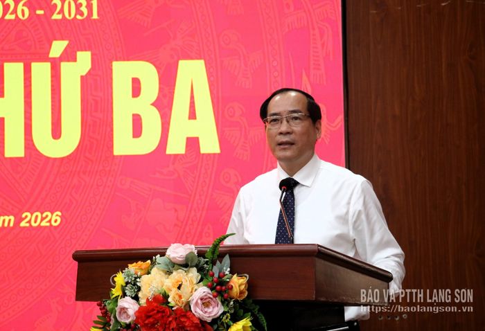 Đồng chí Dương Xuân Huyên, Ủy viên Ban Thường vụ Tỉnh ủy, Phó Chủ tịch Thường trực HĐND tỉnh phát biểu tại kỳ họp