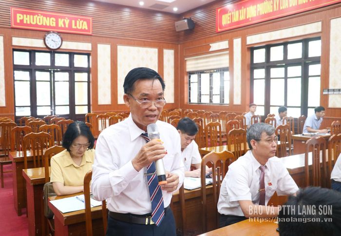 Đại biểu HĐND phường phát biểu ý kiến tại kỳ họp