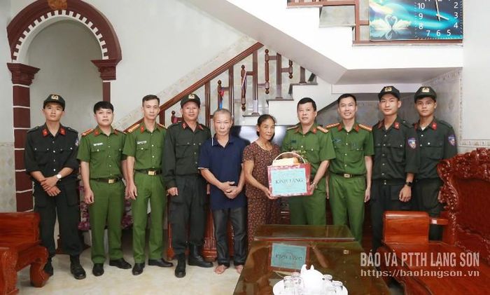 Đoàn công tác tặng quà thân nhân liệt sĩ Lý Văn Khì, thôn Long Thịnh, xã Quốc Khánh
