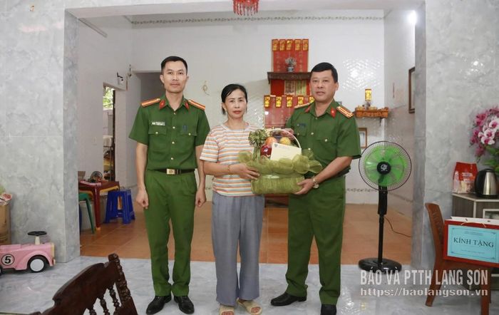 Lãnh đạo, cán bộ Phòng Cảnh sát cơ động, Công an tỉnh tặng quà nhân liệt sĩ Hoàng Văn Chai, thôn Quán Hồ, xã Đồng Đăng