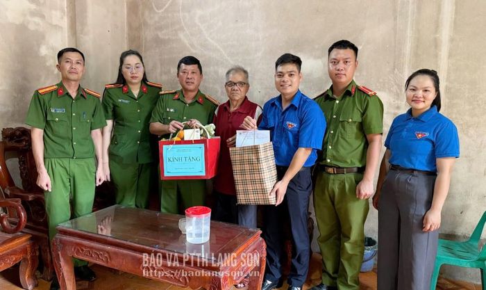 Đoàn công tác thăm, tặng quà gia đình bệnh binh Lành Văn Khiếu, thôn Bản Roọc, xã Mẫu Sơn