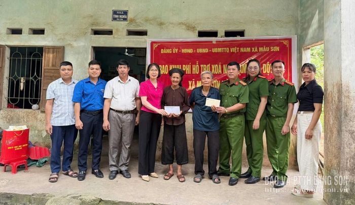 Đoàn công tác thăm, tặng quà gia đình bệnh binh Lành Thanh Việt, thôn Bản Phải, xã Mẫu Sơn