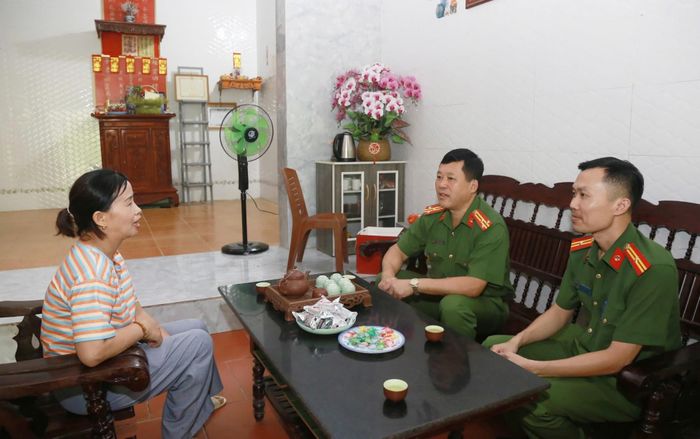 Lãnh đạo và cán bộ Phòng Cảnh sát cơ động, Công an tỉnh thăm gia đình liệt sĩ Hoàng Văn Chai, thôn Quán Hồ, xã Đồng Đăng