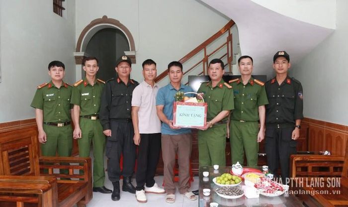 Đoàn công tác tặng quà thân nhân liệt sĩ Lương Văn Chảy, thôn Long Thịnh, xã Quốc Khánh