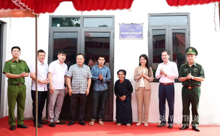 Đồng chí Đoàn Thu Hà, Phó Bí thư Tỉnh ủy, Trưởng Đoàn ĐBQH tỉnh, Chủ tịch Ủy ban MTTQ Việt Nam tỉnh cùng các đại biểu thực hiện nghi thức khánh thành “Nhà cho người có công với cách mạng” cho gia đình ông Nông Văn Thường, thôn Tam Gia, xã Khuất Xá
