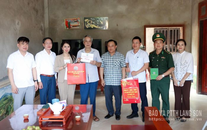 Đoàn công tác tặng quà thương binh Mông Văn Sinh, thôn Tam Gia, xã Khuất Xá