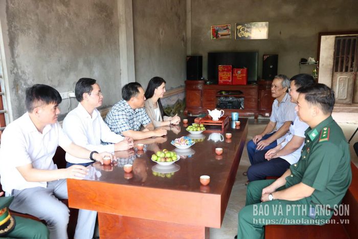 Đồng chí Đoàn Thu Hà và các thành viên đoàn công tác hỏi thăm sức khỏe thương binh Mông Văn Sinh