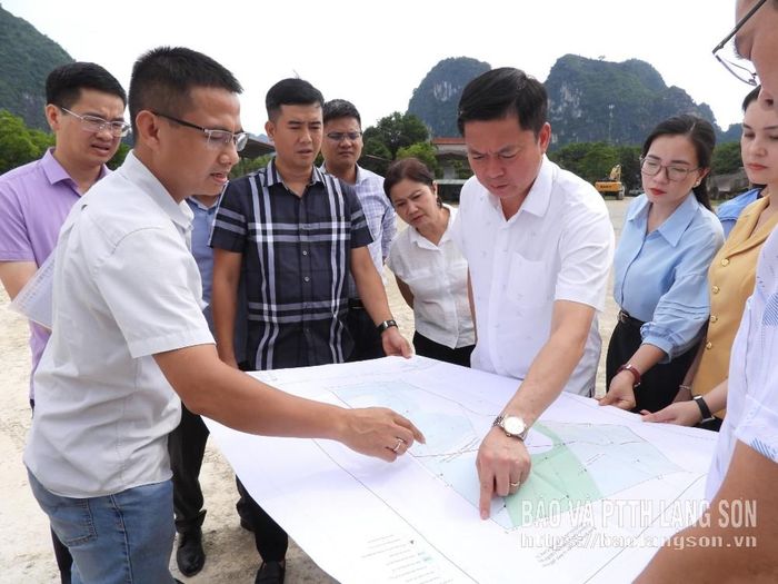 Đại diện đơn vị tư vấn báo cáo những nội dung liên quan đến điều chỉnh mỏ trên bản đồ