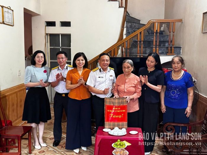 Đoàn công tác thăm, tặng quà gia đình liệt sĩ Vi Văn Ló, xã Chi Lăng
