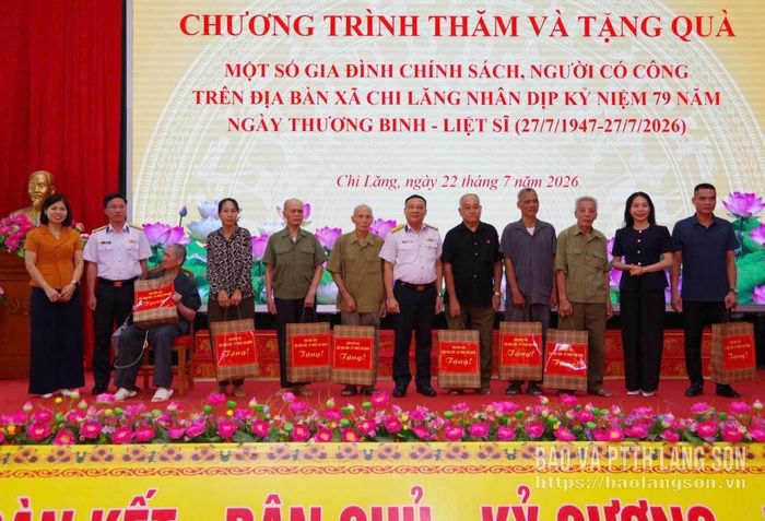 Lãnh đạo Nhà máy X28 Cục Hậu cần - Kỹ thuật Hải quân, lãnh đạo Ban Tuyên giáo và Dân vận Tỉnh ủy trao quà cho các gia đình chính sách trên địa bàn xã Chi Lăng