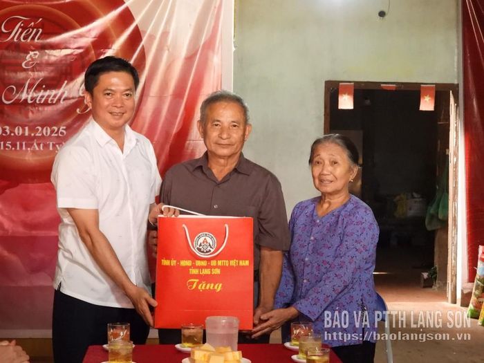 Đồng chí Phó Chủ tịch Thường trực UBND tỉnh tặng quà gia đình chính sách tại thôn Làng Khoác