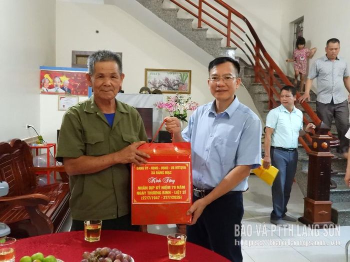 Đại diện lãnh đạo xã Bằng Mạc tặng quà gia đình chính sách tại thôn Cầu Bóng
