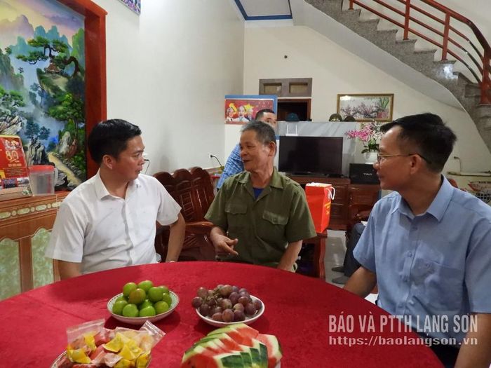 Đồng chí Phó Chủ tịch Thường trực UBND tỉnh hỏi thăm sức khỏe gia đình chính sách tại thôn Cầu Bóng