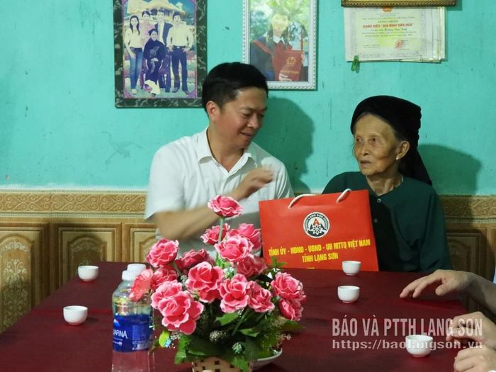 Đồng chí Phó Chủ tịch Thường trực UBND tỉnh tặng quà gia đình chính sách tại thôn Chợ Hoàng