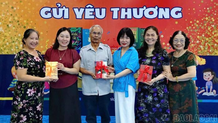 Đại diện các văn nghệ sĩ trao tặng sách cho Thư viện Lào Cai.