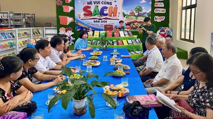 Quang cảnh buổi trao tặng sách.
