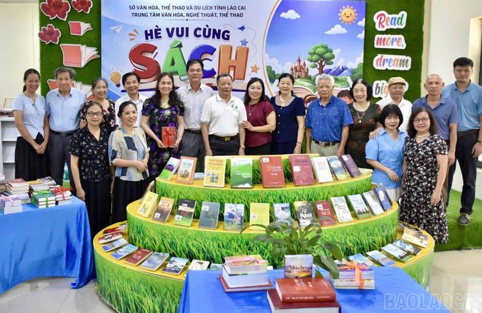 Đoàn văn nghệ sĩ chụp ảnh lưu niệm cùng cán bộ thư viện.