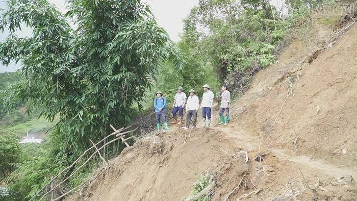 Lãnh đạo xã Lao Chải đi kiểm tra các vị trí sạt lở.