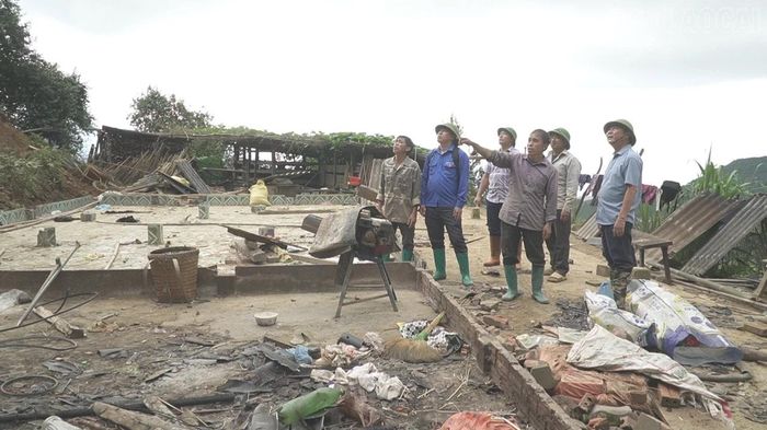 Ông Lờ A Sùng vừa dỡ xong ngôi nhà đã gắn bó với gia đình ông 14 năm.