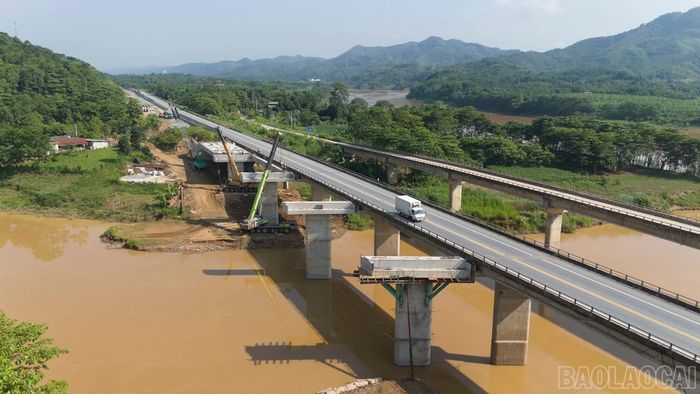 Dự án mở rộng đoạn Yên Bái - Lào Cai dài 121,33 km đang bước vào giai đoạn thi công cao điểm. Trên toàn tuyến có 43 công trình cầu được xây dựng bên trái tuyến, đồng bộ với cầu hiện hữu.