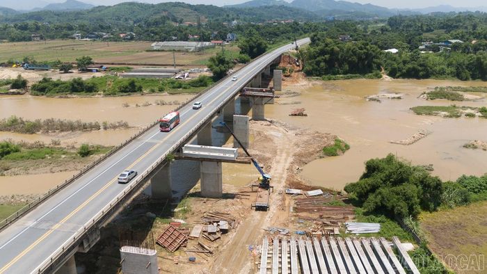 Cầu Ngòi Bo (Km238) là một trong những cây cầu lớn nhất trên tuyến mở rộng cao tốc Nội Bài - Lào Cai. Trên công trường, các đơn vị thi công tổ chức "3 ca, 4 kíp", huy động tối đa nhân lực, máy móc để đẩy nhanh tiến độ trước mùa mưa lũ.