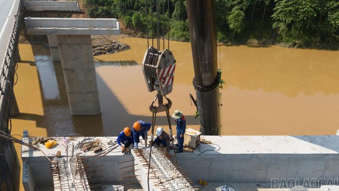 Bên cạnh tiến độ, công tác kiểm soát chất lượng được thực hiện nghiêm ngặt ở tất cả các công đoạn từ thi công móng cọc, thân trụ đến lao lắp dầm, với quan điểm không đánh đổi chất lượng lấy tiến độ.