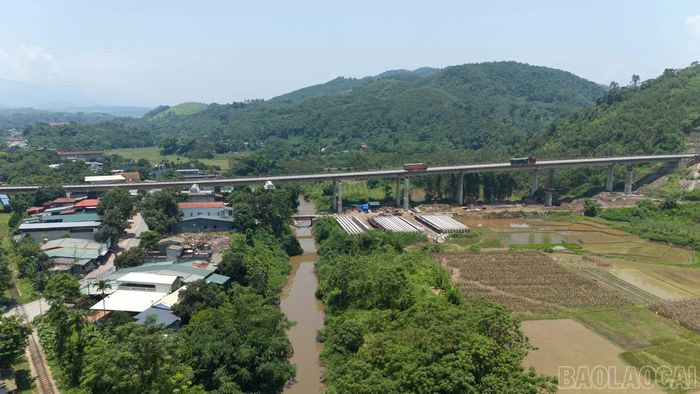 Cầu Suối Trát (Km232) là một trong những công trình cầu trên đoạn cuối tuyến cao tốc. Các hạng mục kết cấu đang được nhà thầu tập trung thi công, góp phần bảo đảm tiến độ chung của dự án.
