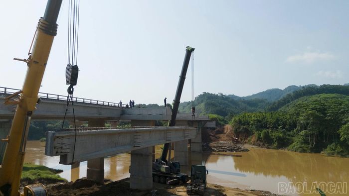 Cầu Suối Nhù (Km218) là một trong những vị trí thi công khó nhất do thủy văn suối Nhù diễn biến phức tạp. Hơn 40 cán bộ, công nhân được bố trí ăn ở tại công trường để duy trì thi công liên tục.