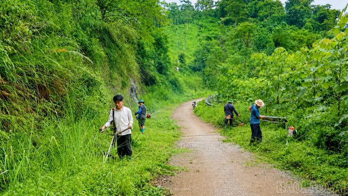 Người dân thôn Khiểng Khun lao động vệ sinh đường giao thông nông thôn.