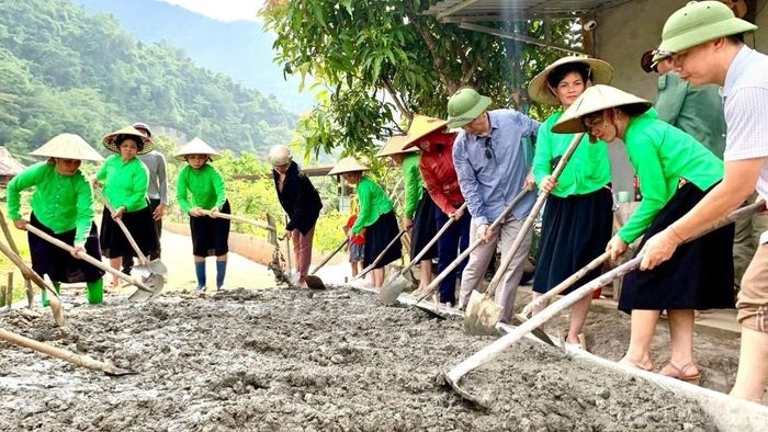 Phát huy tinh thần đoàn kết, nhân dân xã Lâm Thượng chung sức làm đường giao thông, vệ sinh môi trường, xây dựng cảnh quan sáng - xanh - sạch - đẹp.