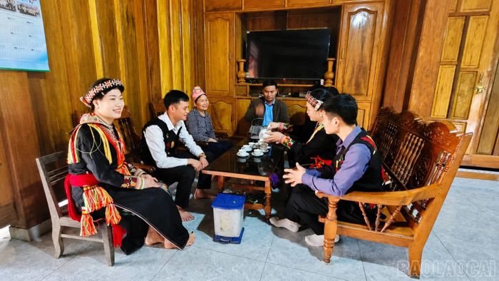 Trưởng thôn Triệu Văn Điệp (ngồi giữa bên trái) nắm bắt tình hình đời sống nhân dân, tìm hiểu tâm tư, nguyện vọng của nhân dân.