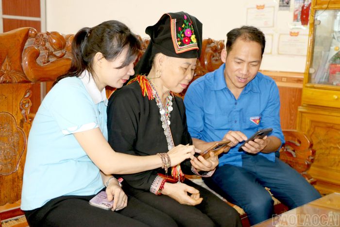 Công tác tuyên truyền, phổ cập kỹ năng số được triển khai đến đồng bào vùng đồng bào dân tộc thiểu số.