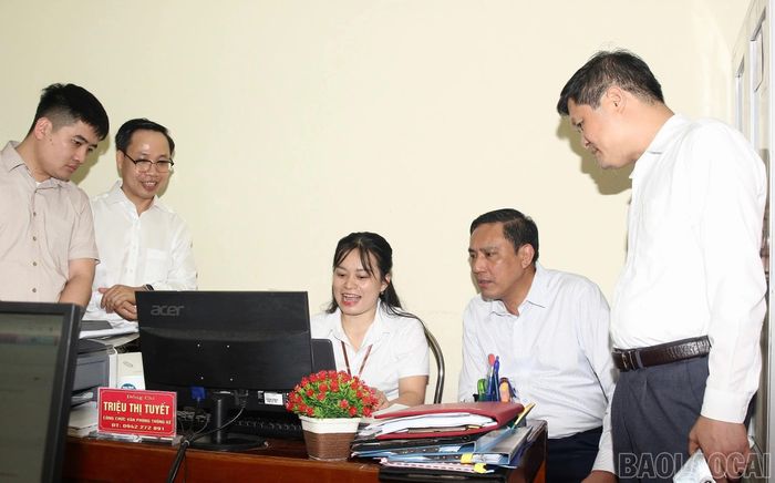 Đồng chí Hoàng Giang và đoàn công tác đến kiểm tra hoạt động của Trung tâm Phục vụ hành chính công xã Lâm Thượng.