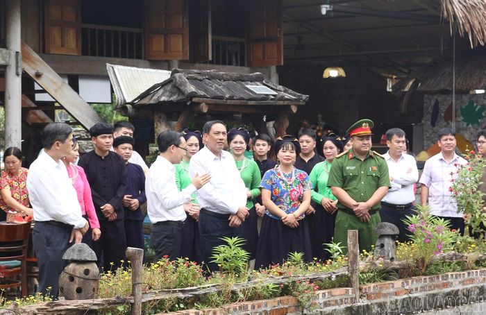 Đồng chí Hoàng Giang thăm mô hình Xới Farmstay.