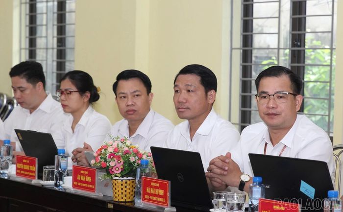 Các đại biểu dự buổi làm việc.