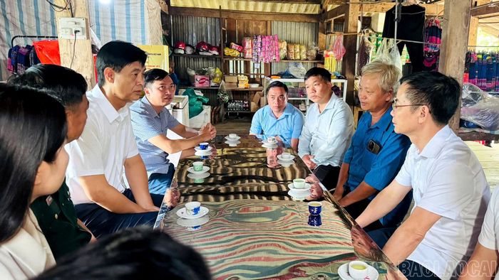 Đồng chí Phan Trung Bá - Phó Chủ tịch UBND tỉnh thăm hỏi tình hình đời sống gia đình thân nhân liệt sĩ Lý A Trư.