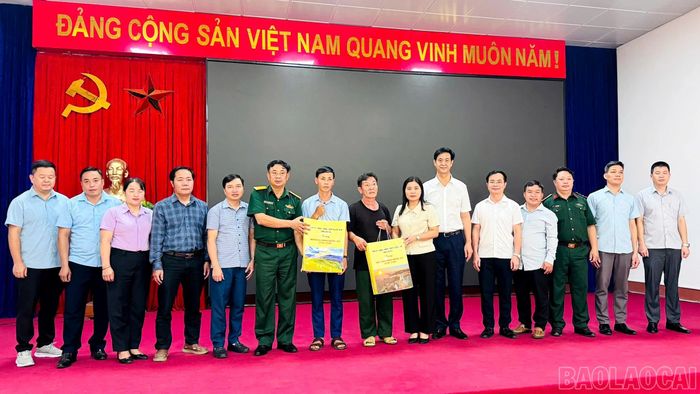 Phó Chủ tịch UBND tỉnh Phan Trung Bá cùng đoàn công tác tặng quà và chụp ảnh lưu niệm với thương binh tại xã Trạm Tấu.