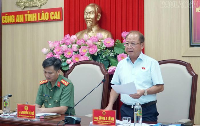 Đồng chí Sùng A Lềnh - Ủy viên Ban Chấp hành Đảng bộ tỉnh, Phó Trưởng đoàn phụ trách Đoàn đại biểu Quốc hội tỉnh phát biểu tại hội nghị.