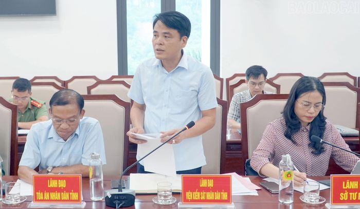 Các đại biểu tham gia đóng góp ý kiến vào các dự án luật tại hội nghị.