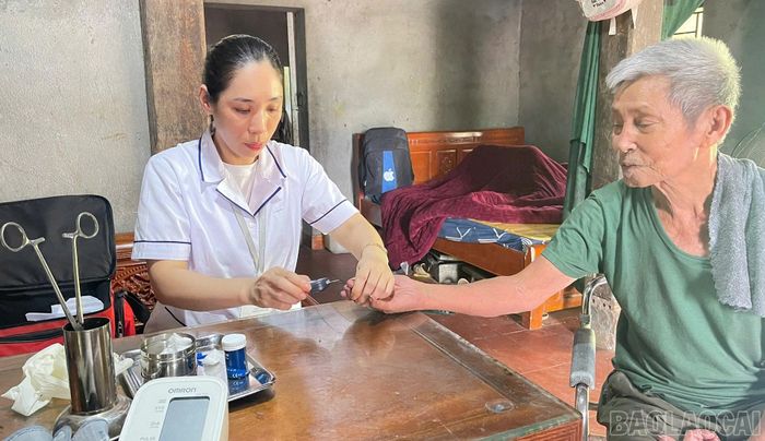  Người có công và thân nhân người có công trên địa bàn xã Bản Xèo được khám tổng quát và cấp thuốc miễn phí. 