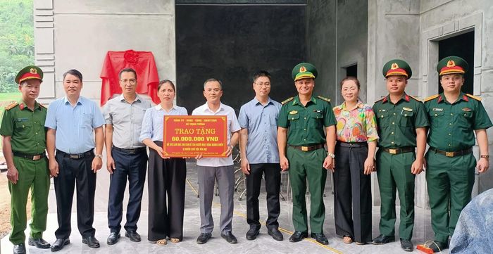 Gỡ băng và trao kinh phí hỗ trợ xây dựng nhà cho gia đình chính sách.