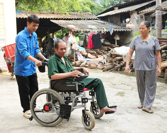 Hội Cựu chiến binh xã Gia Phú phối hợp với Đoàn Thanh niên Trường THPT số 2 tổ chức thăm hỏi, tặng quà các hội viên cựu chiến binh ốm đau, có hoàn cảnh khó khăn trên địa bàn.