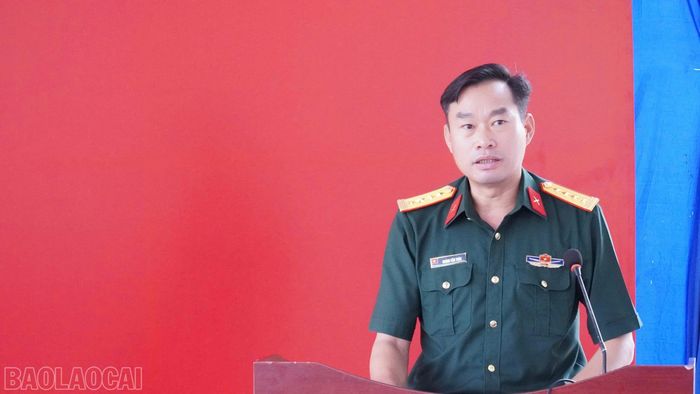 Đại tá Hoàng Văn Toàn - Phó Chính ủy Bộ CHQS tỉnh Lào Cai phát biểu tại buổi lễ.