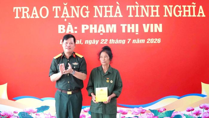 Nhân dịp này các cơ quan đơn vị cũng trao nhiều phần quà cho cựu chiến binh Phạm Thị Vin.