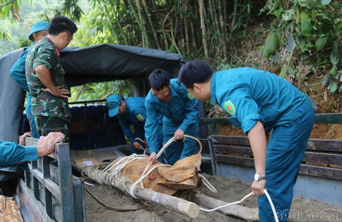 Các lực lượng chức năng tiến hành tháo dỡ quả bom đến vị trí hủy nổ.