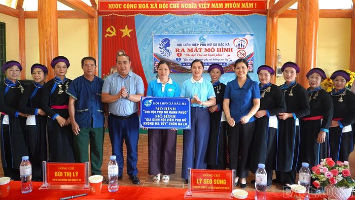 Ra mắt mô hình "Chi hội Phụ nữ hạnh phúc" và "Gia đình hội viên phụ nữ không ma túy" tại thôn Na Lo.