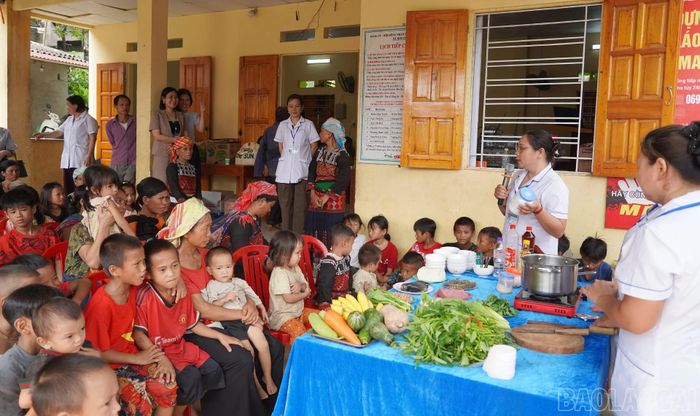 Trạm y tế truyền thông về dinh dưỡng và hướng dẫn nấu bột cho bà mẹ có con nhỏ.